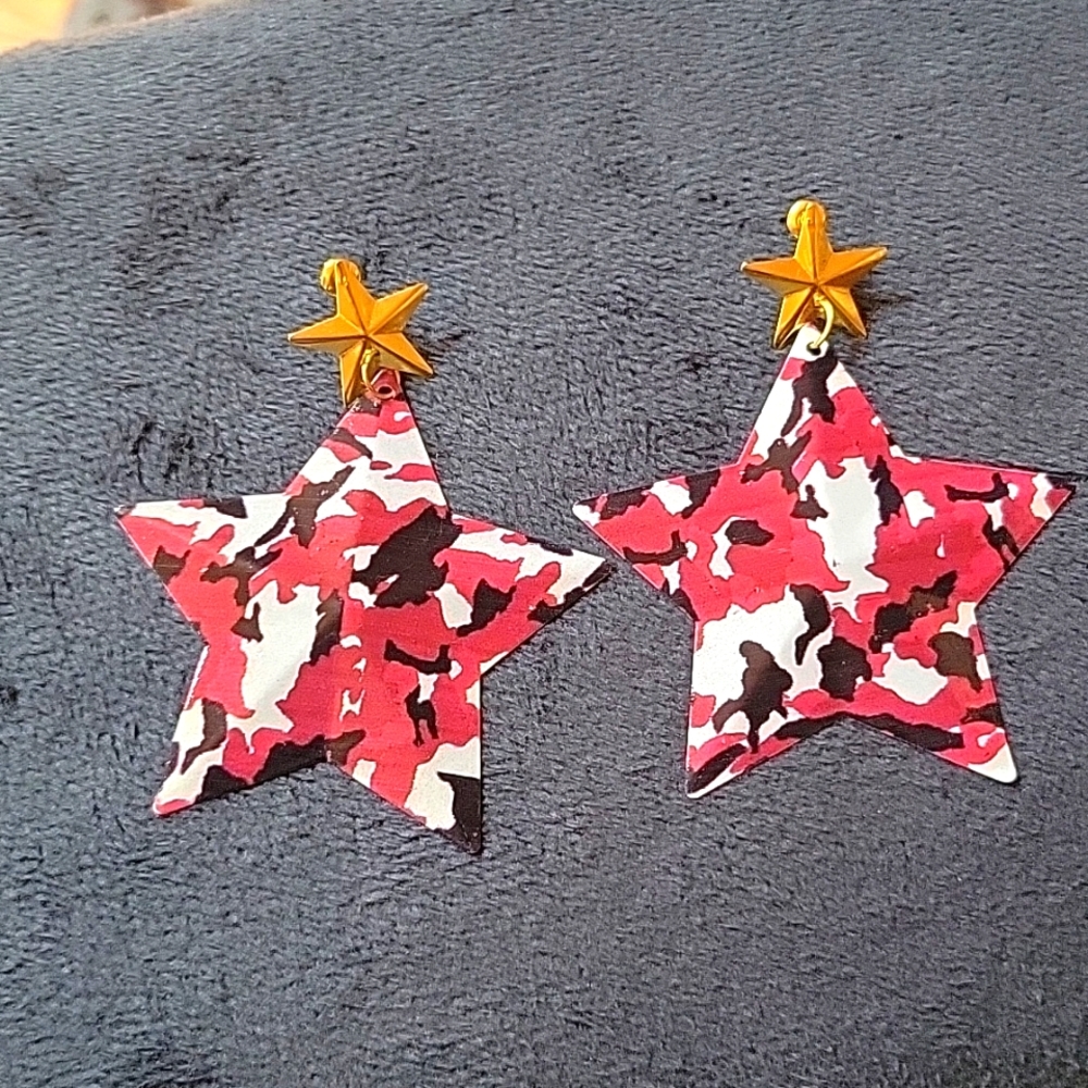 GOLDTONE NWOT CAMOUFLAGE METAL STAR EARRINGS